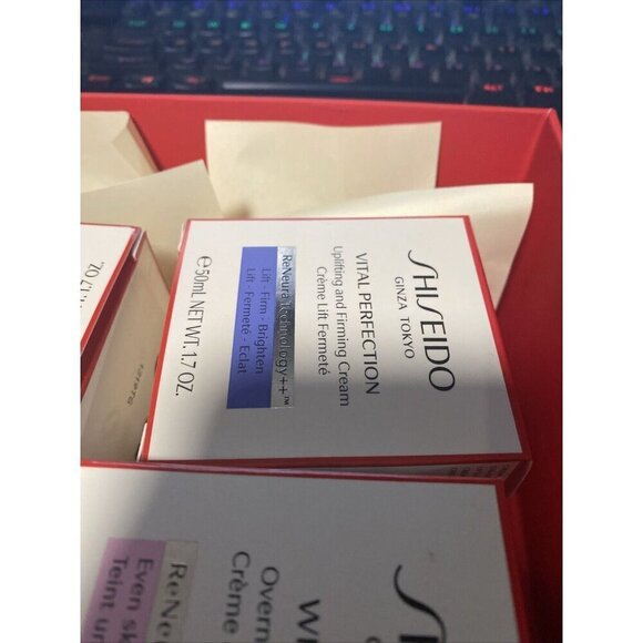 Shiseido Vital Perfection Uplifting And Firming Day Cream SPF30 50ml 1.7oz - Picture 2 of 3
